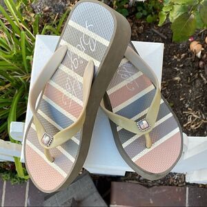 🩴BRIGHTON PLATFORM FLIP FLOP Shoes Sz 7 in peach/grey/cream.  Excellent Conditi